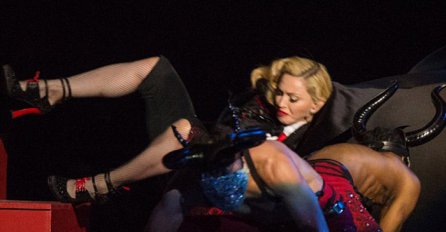 Madonna, previše si stara da bi paradirala po sceni kao k**va! 