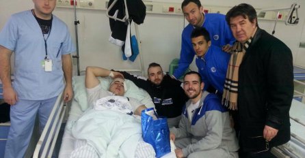 Igrači Plavih s direktorom posjetili povrijeđenog navijača