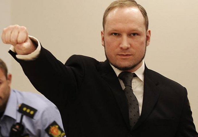 Anders Breivik okupljene u sudnici pozdravio nacističkim pozdravom: Policajci mirno posmatrali