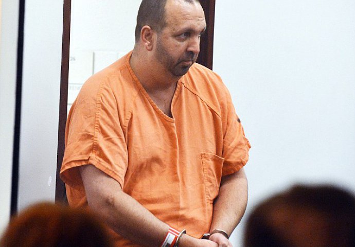 Nakon što je ubio tri muslimana, nalazi se pred smrtnom kaznom