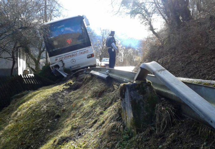 Autobus sletio s kolovoza u dvorište kuće kod Foče, srećom bez povrijeđenih
