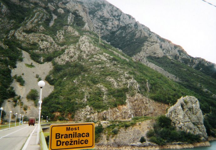 Drežnica: Nepoznati muškarac presreo djevojku i ukrao 3.100 KM