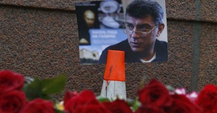 Stotine ljudi odaju počast Njemcovu