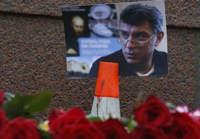 Stotine ljudi odaju počast Njemcovu