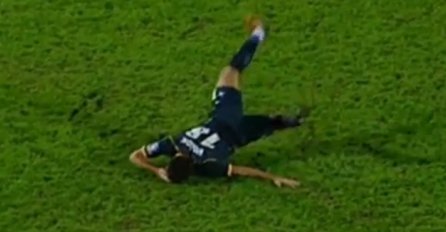 Pogledajte kako je igrač Metalurga pokušao skrenuti pažnju sudije na sebe