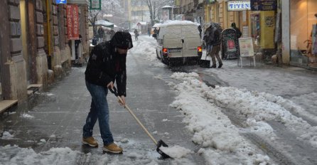 Sarajevo: 140 radnika i 45 vozila čisti snijeg u Sarajevu