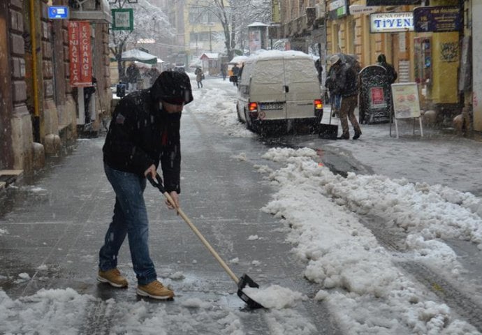 Sarajevo: 140 radnika i 45 vozila čisti snijeg u Sarajevu