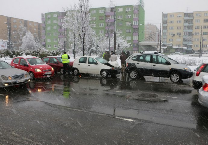 FOTO: Udes na Čengić Vili, vozači oprez