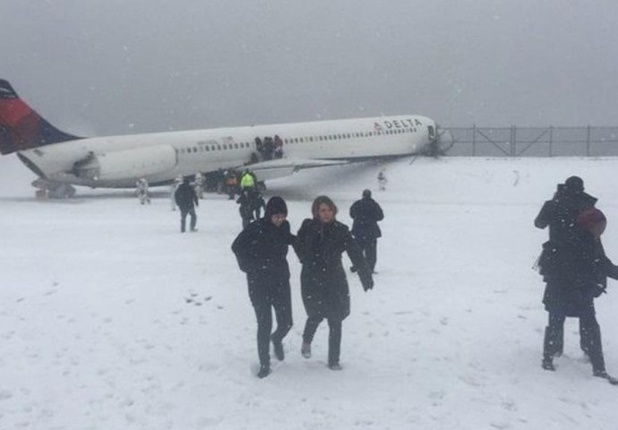 Dramatično: Avion skliznuo s piste i udario u ogradu