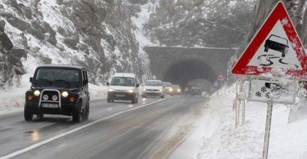 Snijeg, led i vjetar otežavaju saobraćaj