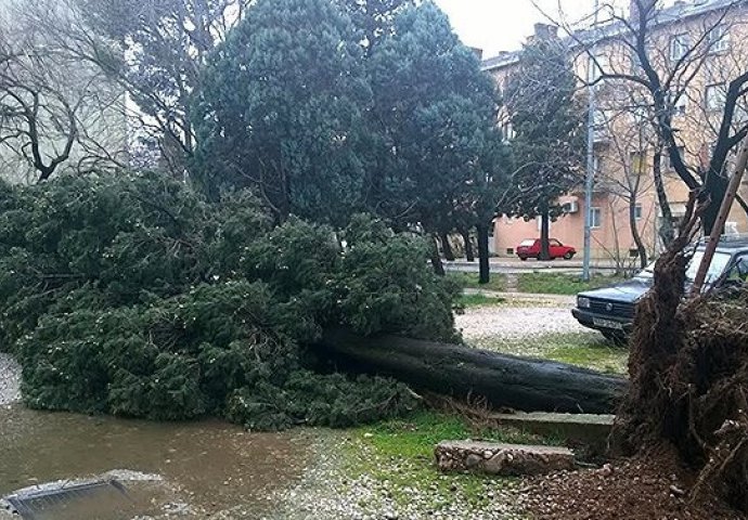 Mostar: Vjetar čupa vrata od automobila!