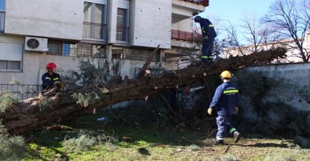 Jaka bura: Budite oprezni kad prelazite preko mostova!