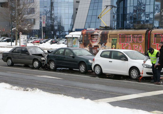 Saobraćajna nesreća u Sarajevu: Povrijeđene tri osobe