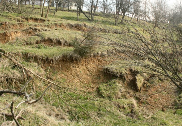 Poplave i klizišta ugrožavaju domove