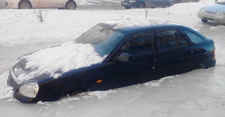 Jedan Rus nije mogao vjerovati svojim očima: Automobil mu za noć okovan ledom