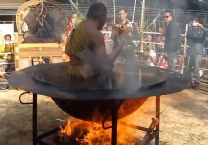 Stvarnost ili iluzija? Redovnik sjedi u vrelom ulju i meditira