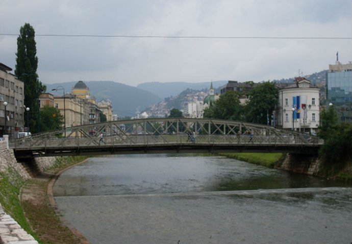 Stariji muškarac pao sa mosta u Miljacku