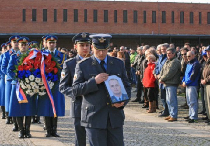 Novi Sad: Sahranjeni major Omer Mehić i kopilot Milovan Đukarić