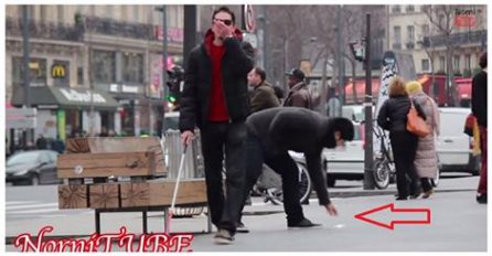 Slijepom momku ispale pare: Pogledajte kako prolaznici reaguju