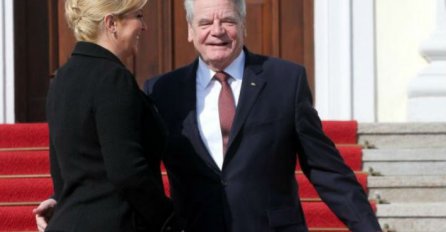 Kolinda se željela rukovati, a Gauck je odlučio potapšati po guzi!