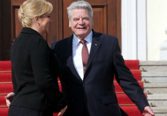 Kolinda se željela rukovati, a Gauck je odlučio potapšati po guzi!