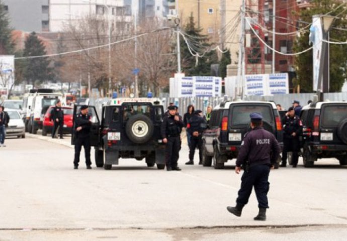 Mitrovica: Albanci blokirali put nakon što su ih Srbi kamenovali