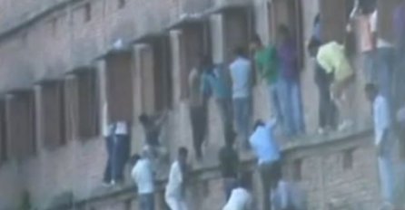 Suludi prizori: Vise s prozora i zidova kako bi pomogli djeci varati na ispitu