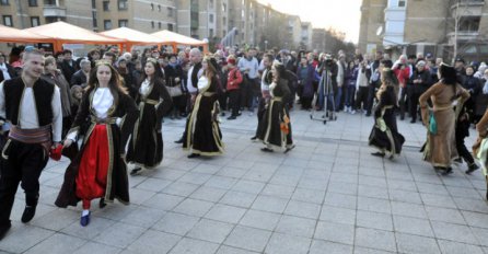 Na Dobrinji sinoć održana ćetenijada: Druženje uz muziku, pjesmu i folklorne igre