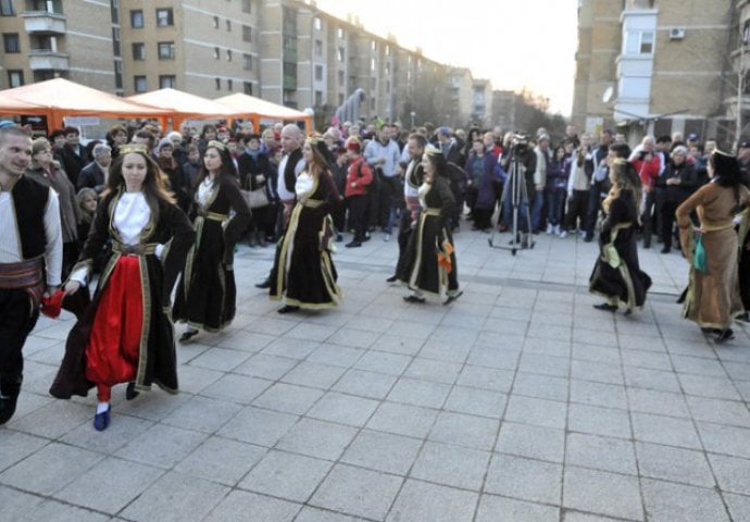 Na Dobrinji sinoć održana ćetenijada: Druženje uz muziku, pjesmu i folklorne igre