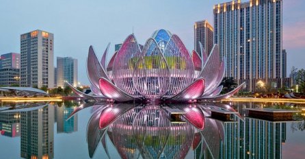 Fascinantno: Lotus centar mijenja boju u zavisnosti od doba dana i vremenskih uslova