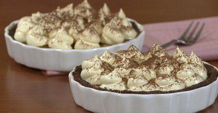 Kolač s bananama i karamel umakom