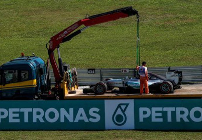 Mercedesi ponovo na vrhu: Hamilton najbrži, uz dosta problema