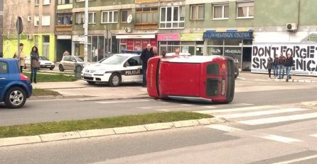 Sarajevo: Jedna osoba povrijeđena u trostrukom sudaru, Caddy se prevrno