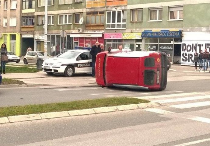 Sarajevo: Jedna osoba povrijeđena u trostrukom sudaru, Caddy se prevrno