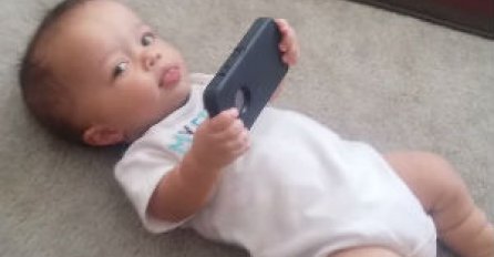 Dala je bebi da se igra telefonom, a dobila je ovu reakciju!