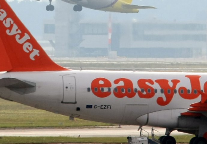 Podivljali putnik pretukao stjuardesu zbog nevjerovatnog razloga, avion prisilno sletio