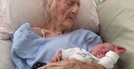 Evo zbog čega je ova slika bake i bebe oduševila milione ljudi