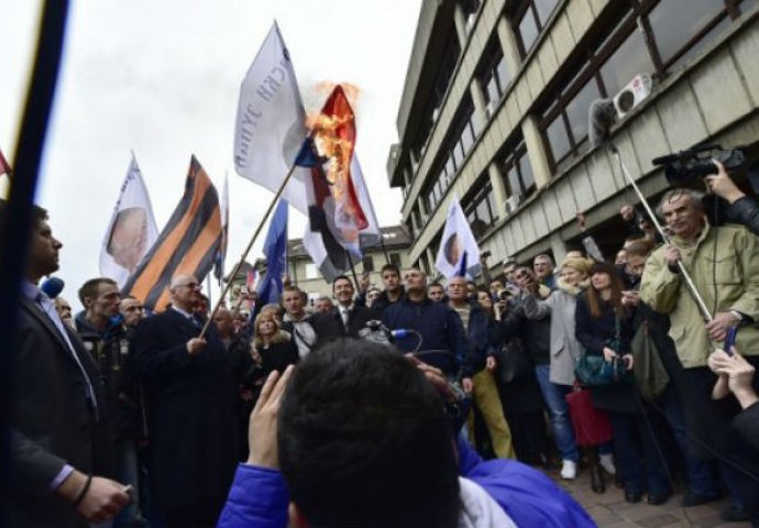 Šešelj: "Hoćete da zapalim još jednu zastavu?"