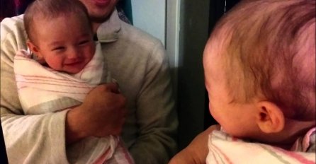 Preslatka reakcije bebe koja je vidjela svoj odraz u ogledalu