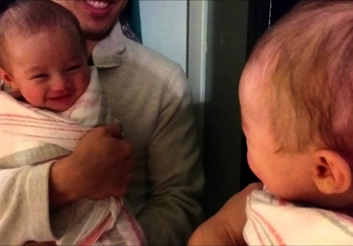 Preslatka reakcije bebe koja je vidjela svoj odraz u ogledalu