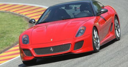 VIDEO: Ovako izgleda kad na Ferrariju umjesto kočnice stisnete gas, pa udarite u prodavnicu