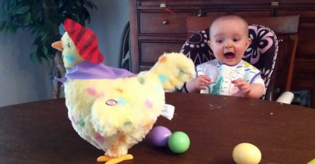 Beba vrišti od sreće kada dobije uskrsna jaja - pogledajte video!