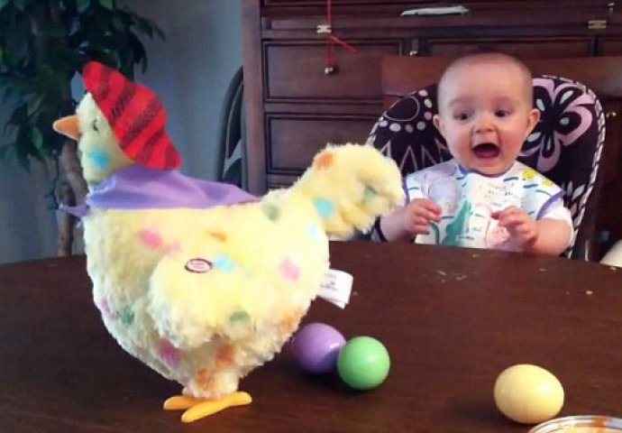 Beba vrišti od sreće kada dobije uskrsna jaja - pogledajte video!