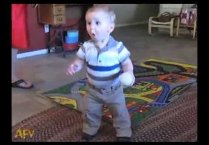 Ovaj maleni je čuo da zvoni telefon, a njegova reakcija će vas oduševiti!