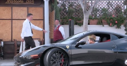 Nisu mu dali da jede u restoranu jer je izgledao kao beskućnik, a onda se pojavio u skupocjenom Ferrariju!