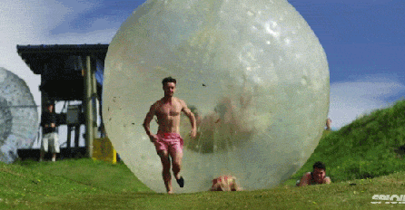 Gledati ljude dok preko njih prelazi divovska lopta od mjehurića je presmješno!