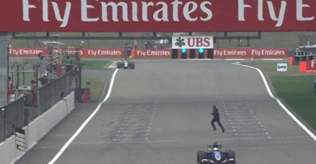 Čovjek pretrčao preko staze za vrijeme utrke Formule 1