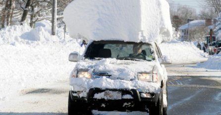 Pogledajte kako ova "gospoda" čisti snijeg sa auta!