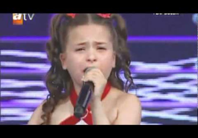 PRIPREMITE MARAMICE:  Uplakana djevojčica pjevala svojoj majci, a ono što se poslije desilo će vas oduševiti!