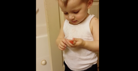 Dječak je bacio uginulu ribicu u WC šolju, a njegova reakcija će vas dirnuti do suza!